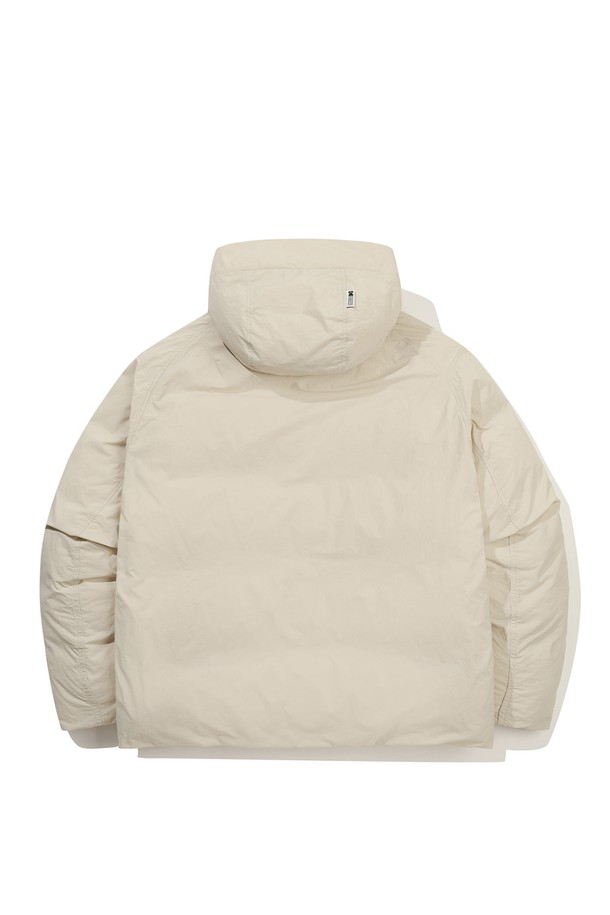 **브라우니 코튼 푸퍼 다운 재킷 BEIGE**는 겨울철 따뜻함과 스타일을 동시에 만족시키는 아우터입니다. 베이지 및 카키 컬러로 출시되어, 캐주얼, 미니멀, 고프코어 스타일을 즐기는 분들에게 적합합니다. 겉감은 천연 코튼 소재로 제작되었으며, 700in3 이상의 필파워를 자랑하는 오리털 충전재를 사용하여 뛰어난 보온성을 제공합니다. 가볍고 부드러운 촉감으로 편안하게 착용 가능하며, 지퍼형 여밈과 세미 오버핏 디자인으로 활동성을 높였습니다. 여행룩과 캠핑룩에 잘 어울리는 데일리 아이템입니다.
