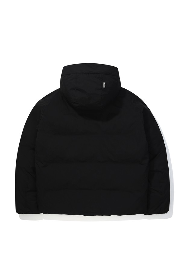 브라우니 코튼 푸퍼 다운 재킷 BLACK은 일상과 여행룩에 모두 잘 어울리는 캐주얼 스타일의 겨울 아우터입니다. 세미 오버핏으로 편안한 착용감을 선사하며, 무지 디자인으로 어떤 옷에도 쉽게 매치할 수 있습니다. 프리미엄 유럽 물라드 덕 다운과 높은 필파워, 우수한 보온성으로 한겨울 추위에도 따뜻함을 유지해줍니다. 경량 설계와 천연 코튼 소재를 사용하여 가볍고 부드러운 촉감을 느낄 수 있습니다. 힙 기장의 긴소매 푸퍼 재킷으로, 보온성과 경량 기능을 갖춘 실용적인 아이템입니다.
