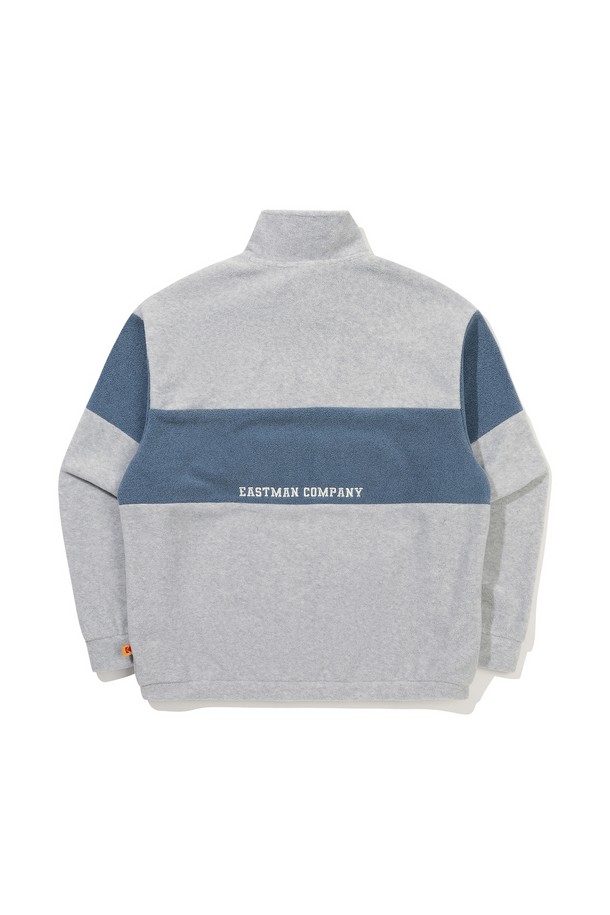 멜란지 그레이 컬러의 컬러블럭 마이크로플리스 반집업 맨투맨입니다. 부드러운 촉감의 마이크로플리스 소재로 제작되어 가을, 겨울철 따뜻하게 착용 가능합니다. 레귤러핏으로 제작되었으며, 캐주얼, 스포티, 미니멀 스타일을 연출하기 좋습니다. 반집업 네크라인과 컬러블럭 패턴, 그리고 로고 프린트가 디자인의 특징입니다. 캠핑룩, 등산룩 등 다양한 TPO에 활용할 수 있습니다.
