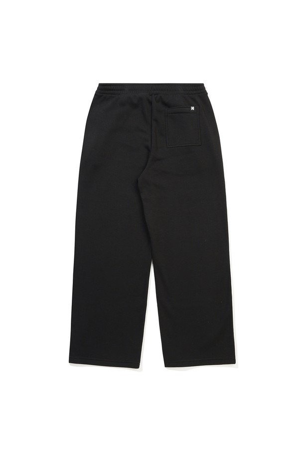 부드러운 기모 안감으로 포근함을 더한 블랙 컬러의 스트레이트 팬츠입니다. 밴딩 처리로 편안한 착용감을 선사하며, 캐주얼 및 미니멀, 클래식 스타일을 모두 소화할 수 있습니다. 가을, 겨울 시즌 데일리룩은 물론, 출근룩과 캠핑룩에도 활용하기 좋습니다. 두꺼운 두께감으로 따뜻하게 연출 가능하며, 무지 디자인으로 어떤 상의와도 매치하기 용이합니다. 스트레이트핏으로 다리가 길어 보이는 효과를 줍니다.
