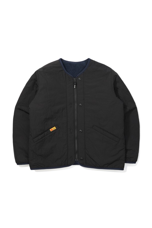 ## 브라우니 리버시블 플리스 재킷 BLACK

부드러운 촉감의 플리스 소재로 제작된 브라우니 리버시블 플리스 재킷 블랙입니다. 캐주얼, 스포티, 미니멀 스타일을 소화하기 좋으며, 일상생활에서 활용하기 좋은 디자인입니다. 오버핏으로 편안한 착용감을 선사하며, 가을과 겨울에 따뜻하게 입을 수 있습니다. 두꺼운 두께감으로 보온성을 높였으며, 리버시블 디자인으로 다양한 스타일 연출이 가능합니다. 집업 스타일과 긴 소매, 그리고 포켓 디테일이 돋보이는 자켓입니다.
