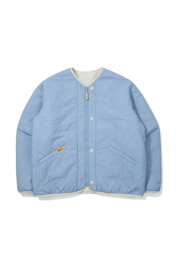 브라우니 리버시블 플리스 재킷 아이보리는 부드러운 촉감의 플리스 소재로 제작되어 가을, 겨울철 따뜻하게 입을 수 있는 두꺼운 두께의 자켓입니다. 캐주얼, 베이직 스타일로 일상에서 편안하게 착용하기 좋으며, 산책룩과 집콕룩 모두에 잘 어울립니다. 양면 착용이 가능하여 다양한 스타일을 연출할 수 있으며, 레귤러 핏에 집업 방식으로 간편하게 여밀 수 있습니다. 아이보리 컬러의 무지 디자인으로 미니멀한 스타일을 즐길 수 있습니다. 긴 소매 기장의 레귤러 기장 자켓입니다.
