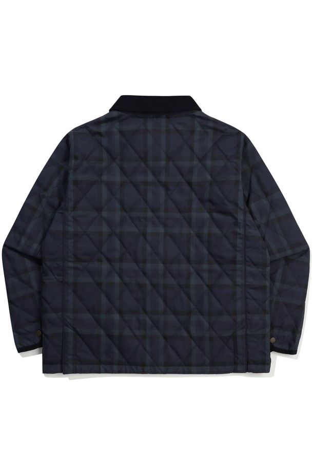 씨네프레임 체크 경량 퀼팅 재킷 NAVY는 가을, 겨울철 캐주얼 스타일을 완성하는 필수 아이템입니다. 네이비 컬러에 체크 패턴이 더해져 클래식하면서도 미니멀한 분위기를 연출합니다. 가볍고 부드러운 나일론 소재로 제작되어 편안한 착용감을 선사하며, 레귤러 핏과 스냅 여밈 방식으로 깔끔한 실루엣을 강조합니다. 출근룩과 여행룩 등 다양한 TPO에 활용 가능하며, 어떤 스타일에도 자연스럽게 어울리는 활용도 높은 퀼팅 재킷입니다.
