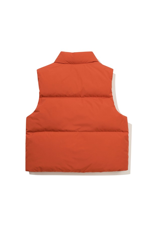 **스텐넥 덕다운 베스트 ORANGE**는 세미 오버핏으로 디자인된 겨울철 방한용 베스트입니다. 오렌지 컬러의 이 베스트는 데일리 출근룩에 미니멀, 클래식, 캐주얼 스타일을 더해줍니다. 스탠넥 디자인과 소매 및 밑단 스트랩으로 편안한 착용감을 제공하며, 바람을 막아주는 원드스토퍼 기능이 있습니다. 700필파워 이상의 유러피언 물라드 덕다운과 오리 솜털 80%, 오리 깃털 20%의 충전재를 사용하여, 가볍지만 뛰어난 보온성을 자랑합니다. 지속 가능한 소재를 사용하여 고급스러운 촉감을 느낄 수 있습니다.
