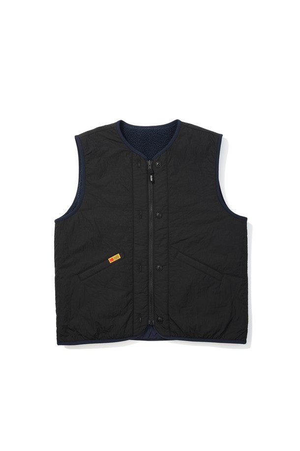 브라우니 리버시블 플리스 베스트 BLACK은 가을과 겨울에 따뜻하게 입을 수 있는 남녀 공용 베스트입니다. 부드러운 촉감의 두꺼운 플리스 소재로 제작되어 편안한 착용감을 선사하며, 캐주얼 및 스포티 스타일을 연출하기 좋습니다. 블랙 컬러의 무지 디자인으로 어떤 옷에도 쉽게 매치할 수 있으며, 레귤러핏으로 제작되어 활동성을 높였습니다. 집업 스타일의 민소매 디자인으로, 리버시블 및 포켓 디테일이 있어 실용성을 더했습니다.
