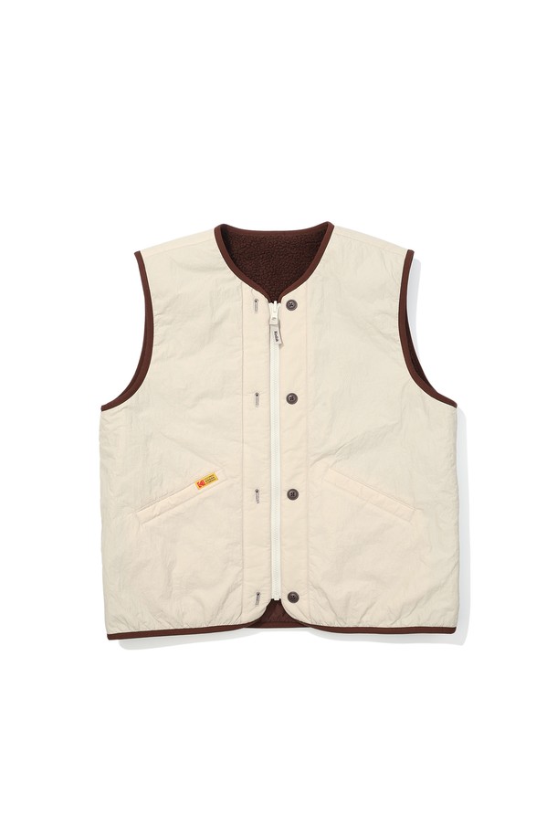 브라운 컬러의 브라우니 리버시블 플리스 베스트입니다. 부드러운 촉감의 플리스 소재로 제작되어 가을, 겨울철 따뜻하게 착용할 수 있습니다. 캐주얼, 미니멀, 클래식 스타일을 아우르며 캠핑룩, 여행룩 등 다양한 TPO에 활용 가능합니다. 무지 디자인에 레귤러핏으로 제작되었고, 집업 여밈 방식과 민소매 디자인으로 활동성을 높였습니다. 리버시블 디자인과 포켓 디테일로 실용성을 더했습니다.
