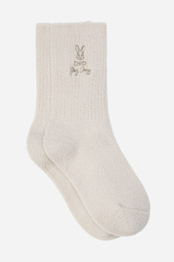 아이보리 색상의 탁텔 캠핑 크루삭스는 캠핑, 하이킹, 트레킹, 일상에서 폭넓게 활용 가능한 양말입니다. 가볍고 통기성이 우수한 얇은 두께로 제작되었으며, 흡습 및 속건 기능으로 쾌적한 착용감을 제공합니다. 탁텔 나일론 원사를 사용하여 아웃도어 활동에 적합하며, 수분 관리 기능이 특징입니다. 캐주얼, 스포티, 고프코어 스타일을 아우르며 캠핑룩, 등산룩, 러닝룩에 잘 어울립니다. 사계절 모두 착용할 수 있는 실용적인 아이템입니다.
