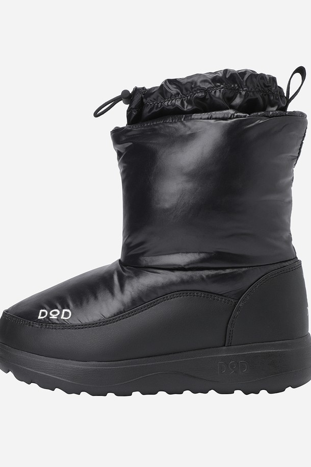 코어 하이웜 부츠(BLACK)는 여성용 부츠로, 무지 패턴의 블랙 컬러가 돋보이는 제품입니다. 데일리 착용에 적합하며, 미니멀, 클래식, 캐주얼 스타일을 모두 소화합니다. 합성가죽, 폴리에스테르, 고무를 주요 소재로 사용, 보온성을 강화하여 겨울철에도 따뜻하게 착용할 수 있습니다. 볼륨감 있는 디자인과 가벼운 나일론 소재, 그리고 에어로젤 안감으로 세련된 분위기를 연출합니다. 프리토 앞코 디자인으로 편안함까지 더했습니다.
