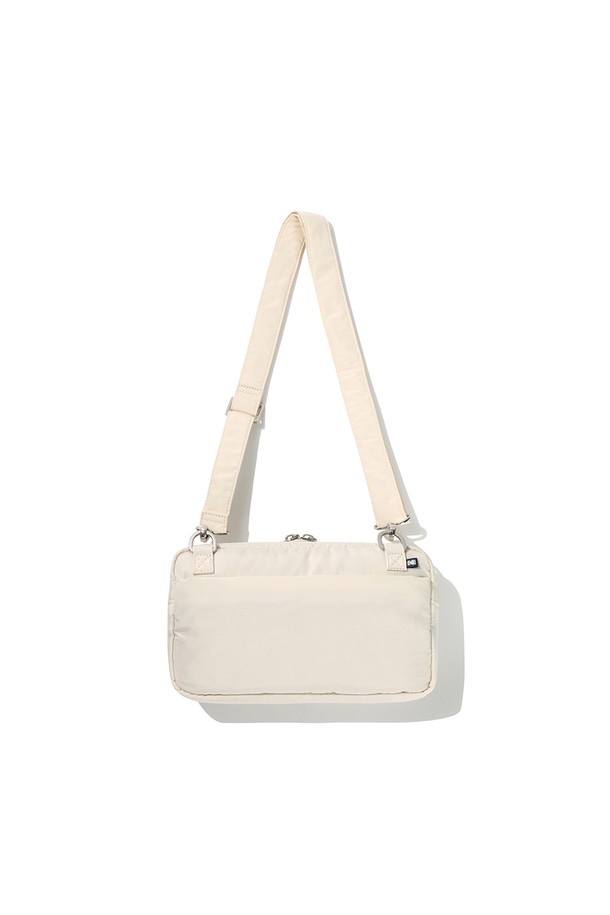 아이보리 컬러의 플래쉬트윌 스몰 메신저백입니다. 나일론 소재로 제작되어 튼튼하며, 버클형 잠금 방식으로 내용물을 안전하게 보관할 수 있습니다. 크로스백 형태로, 숄더 스트랩과 조절 가능한 스트랩이 있어 편안하게 착용 가능합니다. 미니멀하고 캐주얼한 스타일로, 일상생활에서 활용하기 좋은 사각 디자인의 가방입니다. 여성 고객에게 적합한 스몰 사이즈의 메신저백입니다.
