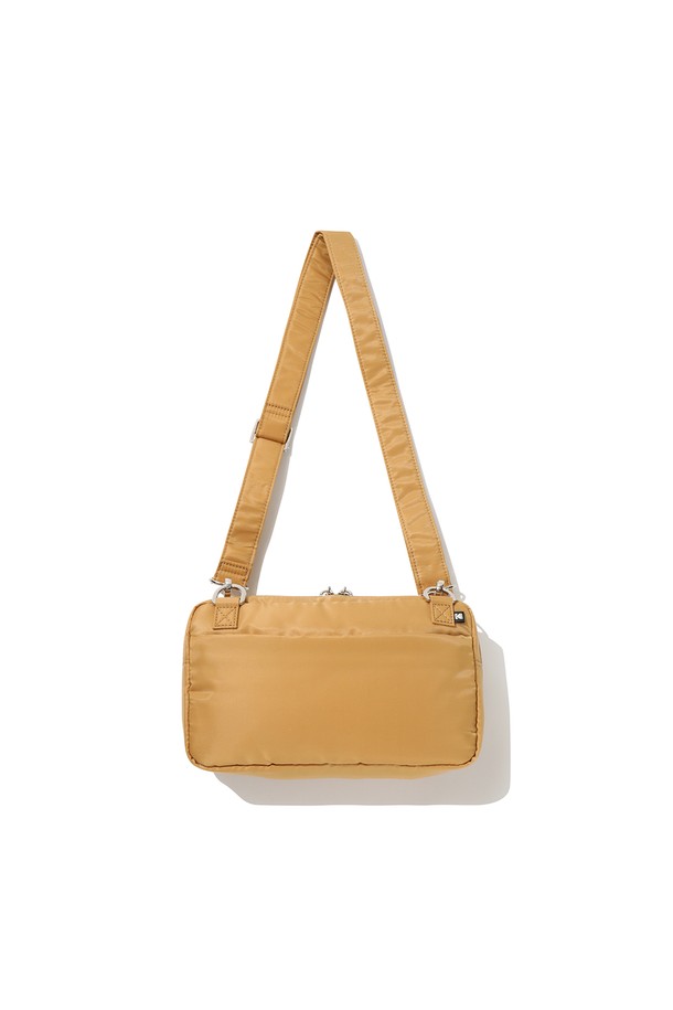 플래쉬트윌 소재로 제작된 플래쉬트윌 스몰 메신저백 머스타드 컬러입니다. 가볍고 내구성이 좋은 트윌 소재와 사각 형태의 디자인이 특징이며, 숄더 스트랩으로 편안하게 착용할 수 있습니다. 넉넉한 수납공간과 지퍼형 잠금 방식으로 소지품을 안전하게 보관할 수 있습니다. 미니멀, 클래식, 캐주얼 스타일을 즐겨 입는 여성분들에게 일상용 가방으로 추천합니다.
