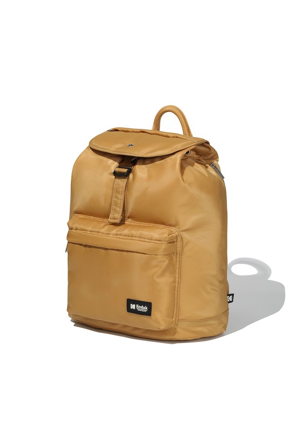 플래쉬트윌 미디엄 백팩 머스타드 색상은 남성을 위한 가방입니다. 튼튼한 나일론 소재로 제작되었으며, 미니멀, 캐주얼, 시티보이 스타일에 잘 어울립니다. 사각형 모양에 버클 디자인이 특징이며, 넉넉한 수납공간과 외부 포켓으로 실용성을 더했습니다. 출근룩, 여행룩, 캠핑룩 등 다양한 TPO에 활용 가능합니다.
