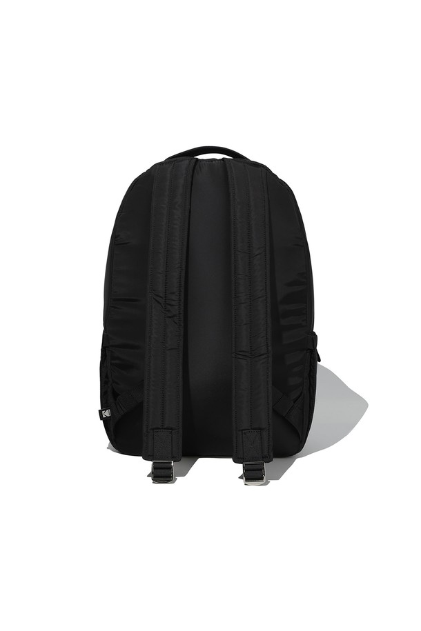 플래쉬트윌 미디움 백팩 BLACK은 남성용 백팩으로, 캐주얼, 미니멀, 클래식 스타일을 추구하는 분들께 적합합니다. 트윌 소재의 블랙 컬러 무지 디자인으로, 여행룩에 잘 어울리는 실용적인 가방입니다. 사각 형태에 버클형과 지퍼형 잠금 방식으로 내용물을 안전하게 보관할 수 있습니다. 미디엄 사이즈로 일상 및 여행 시 넉넉한 수납 공간을 제공합니다.
