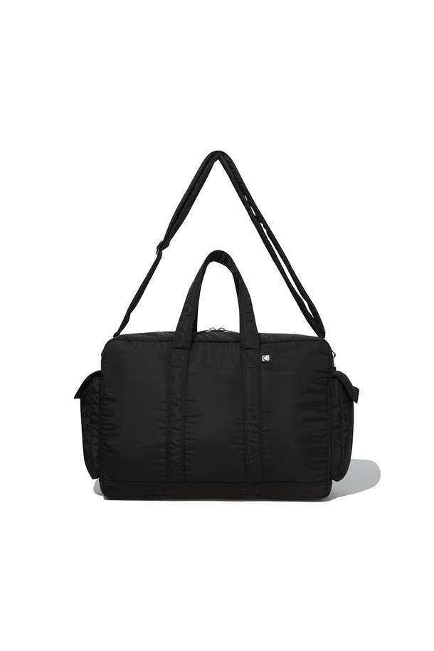 플래쉬트윌 미디움 토트백 BLACK은 미니멀, 클래식, 시크 스타일을 추구하는 남성 고객을 위한 가방입니다. 트윌 소재, 블랙 컬러, 사각 모양에 무지 패턴으로 심플함을 강조했으며, 지퍼형 잠금 방식으로 소지품을 안전하게 보관할 수 있습니다. 숄더 스트랩과 손잡이가 있어 실용적이며, 일상 및 여행 등 다양한 TPO에 활용 가능합니다. 미디움 사이즈로 넉넉한 수납공간을 제공하여 활용성을 높였습니다.
