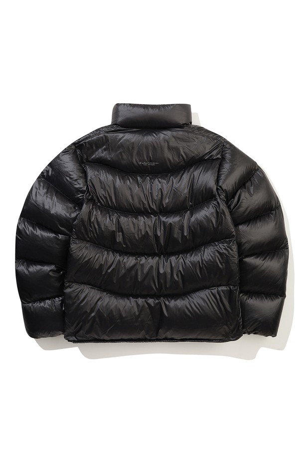 컬러라마 구스 다운 재킷 BLACK은 겨울철 여행룩과 캐주얼, 스포티, 미니멀 스타일을 모두 아우르는 남녀 공용 아우터입니다. 두꺼운 두께감과 부드러운 촉감의 나일론 소재로 제작되어 뛰어난 보온성과 경량성을 자랑합니다. 무지 디자인에 오버핏으로 제작되어 편안한 착용감을 선사하며, 집업 여밈 방식과 숏패딩 스타일로 간편하게 스타일링할 수 있습니다. 긴 소매 기장과 구스다운 충전재를 사용하여 추운 날씨에도 따뜻하게 몸을 보호해 줍니다. 블랙 컬러로 어떤 옷에도 쉽게 매치하여 다양한 스타일을 연출할 수 있습니다.
