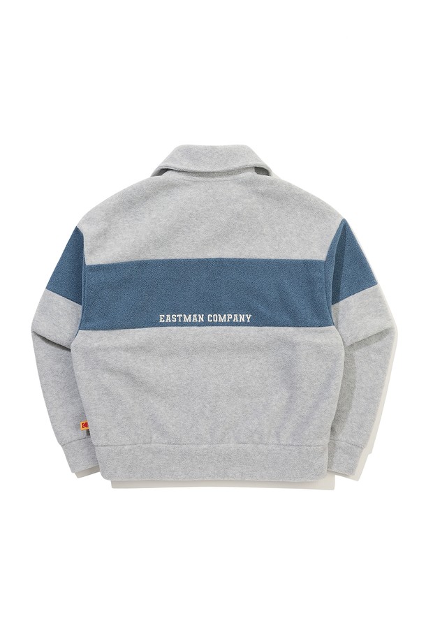 M.GREY 컬러의 여성용 컬러블럭 마이크로플리스 반집업 맨투맨입니다. 부드러운 촉감의 마이크로플리스 소재로 제작되어 가을, 겨울 시즌에 따뜻하게 착용할 수 있습니다. 캐주얼, 스포티, 미니멀 스타일을 모두 소화하며, 산책룩과 집콕룩에 적합합니다. 레귤러핏에 긴 소매 기장, 컬러블럭 패턴과 로고 디테일이 돋보입니다. 두꺼운 두께감의 반집업 디자인으로 스타일리시함과 보온성을 동시에 갖춘 아이템입니다.
