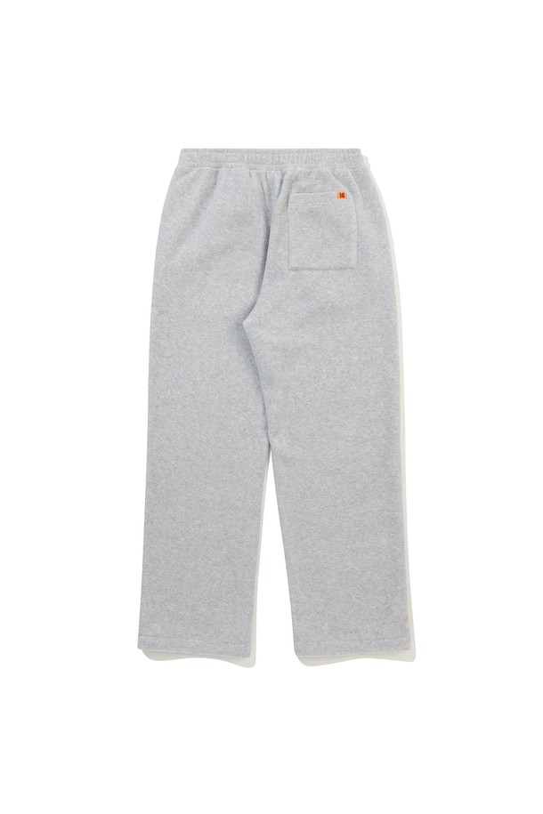 마이크로플리스 스트링 조거 팬츠 M.GREY는 부드러운 촉감의 플리스 소재로 제작되어 가을, 겨울철 따뜻하게 입을 수 있는 남성용 조거 팬츠입니다. 릴랙스 핏으로 편안함을 강조했으며, 무지 디자인에 그레이 컬러로 어떤 옷에도 쉽게 매치할 수 있습니다. 허리 부분은 밴딩 처리되었으며, 스트링 디테일로 사이즈 조절이 용이합니다. 캐주얼, 스포티, 미니멀 스타일을 즐겨 입는 분들께 추천하며, 집콕룩이나 산책룩으로 활용하기 좋습니다. 
