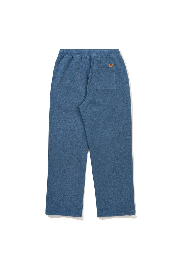 마이크로플리스 스트링 조거 팬츠 BLUE는 캐주얼, 스포티, 미니멀 스타일을 추구하는 분들을 위한 아이템입니다. 부드러운 촉감의 플리스 소재로 제작되어 봄, 가을에 따뜻하게 착용할 수 있으며, 릴랙스 핏과 밴딩 허리, 스트링 디테일로 편안함을 더했습니다. 일상, 산책, 집콕 등 다양한 TPO에 활용하기 좋으며, 무지 디자인의 블루 컬러로 어떤 상의와도 쉽게 매치할 수 있습니다. 두꺼운 두께감으로 보온성을 높였으며, 조거핏으로 트렌디한 스타일을 연출합니다.
