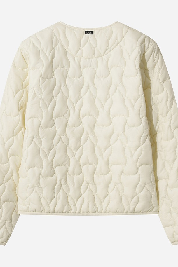 여성) 우사기 래빗 패딩 재킷 (IVORY)은 겨울철 따뜻함과 스타일을 동시에 만족시키는 캐주얼 패딩 재킷입니다. 아이보리 컬러의 부드러운 나일론 소재로 제작되어 포근한 착용감을 선사하며, 퀄팅 디자인이 돋보입니다. 크롭 기장과 레귤러핏으로 트렌디한 스타일을 연출하며, 집업 여밈 방식으로 간편하게 착용할 수 있습니다. 두꺼운 두께감으로 보온성을 높였으며, 긴 소매와 부드러운 안감으로 편안함을 더했습니다. 일상복으로 활용하기 좋은 미니멀한 디자인의 패딩 재킷입니다.
