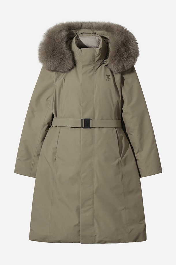 여성) 데카히트 구스 롱다운 재킷(BEIGE)은 추운 겨울, 일상과 캐주얼 스타일을 모두 만족시키는 필수 아이템입니다. 부드러운 촉감의 구스다운 소재로 제작되어 뛰어난 보온성과 방풍 기능을 제공하며, 롱 기장과 레귤러핏으로 편안한 착용감을 선사합니다. 베이지 컬러의 무지 디자인은 어떤 스타일에도 잘 어울리며, 지퍼와 버클 여밈 방식으로 더욱 따뜻하게 몸을 감싸줍니다. 퍼 후드와 벨트 디테일이 더해져, 스타일리시함과 보온성을 동시에 잡은 겨울 패딩 코트입니다.
