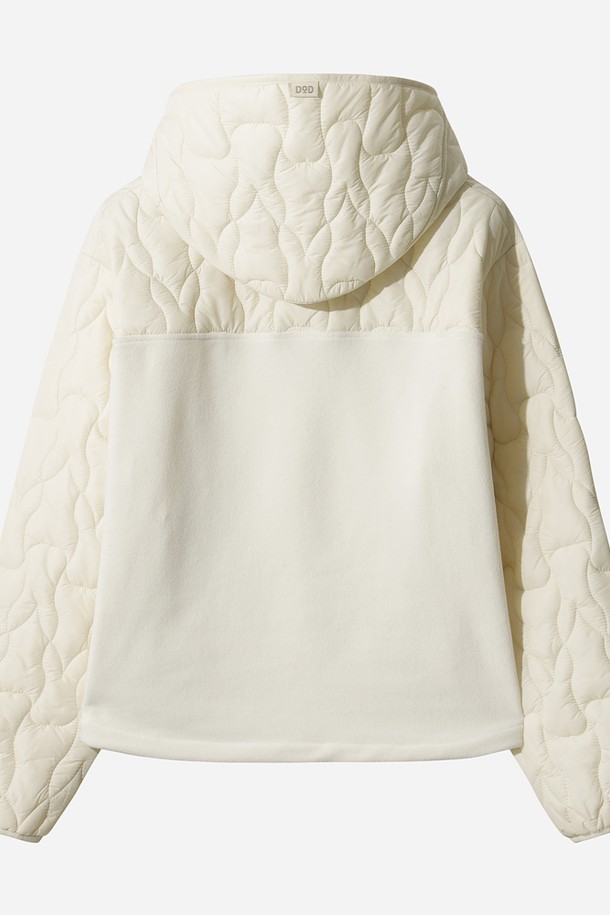 여성) 우사기 래빗 패딩 아노락 (IVORY)은 캐주얼하고 미니멀한 스타일을 연출하는 겨울철 필수 아이템입니다. 아이보리 컬러의 퀄팅 패턴이 돋보이며, 래빗 디자인과 후드가 귀여운 포인트를 더합니다. 부드러운 촉감의 나일론 소재와 두꺼운 두께감으로 따뜻함을 선사하며, 크롭 기장의 루즈핏으로 편안하게 착용 가능합니다. 긴 소매와 집업 여밈 방식이 실용성을 높여줍니다. 일상생활에서 폭넓게 활용할 수 있는 패딩 아노락입니다.
