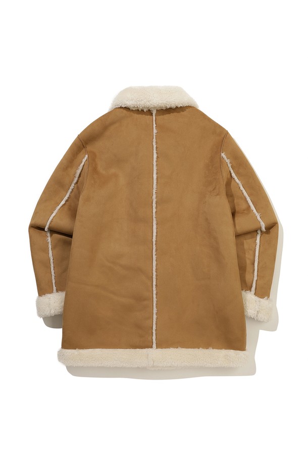 브라우니 스웨이드 롱 재킷 BEIGE는 부드러운 촉감의 스웨이드 소재로 제작된 여성용 롱 자켓입니다. 베이지 컬러에 무지 디자인으로, 캐주얼 및 베이직 스타일을 연출하기 좋습니다. 안감은 퍼(fur)로 처리되어 따뜻함을 더하며, 가을과 겨울에 착용하기 적합합니다. 레귤러핏으로 편안하게 착용 가능하며, 버튼으로 여밈 방식을 갖추었습니다. 데이트룩, 모임룩 등 다양한 TPO에 활용할 수 있으며, 클래식하고 미니멀한 스타일 연출에도 용이합니다.
