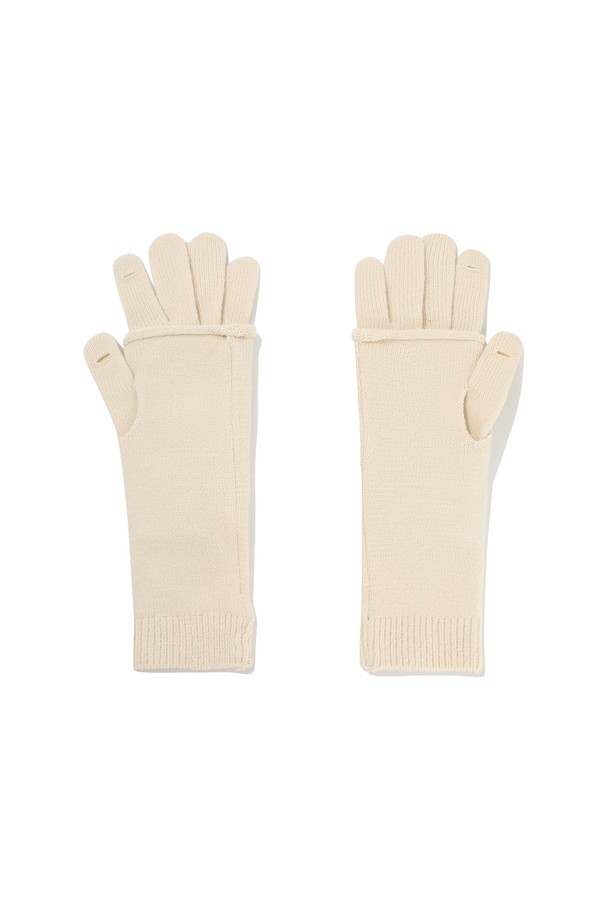 아이보리 컬러의 니트 투웨이 워머 글러브입니다. 부드러운 촉감의 니트와 울 소재로 제작되어 가을, 겨울철 따뜻하게 손을 보호해 줍니다. 일상생활에서 활용하기 좋은 디자인으로, 미니멀, 클래식, 캐주얼 스타일의 산책룩에 잘 어울립니다. 투웨이 디자인으로 다양한 연출이 가능하며, 두꺼운 두께감으로 보온성을 높였습니다.
