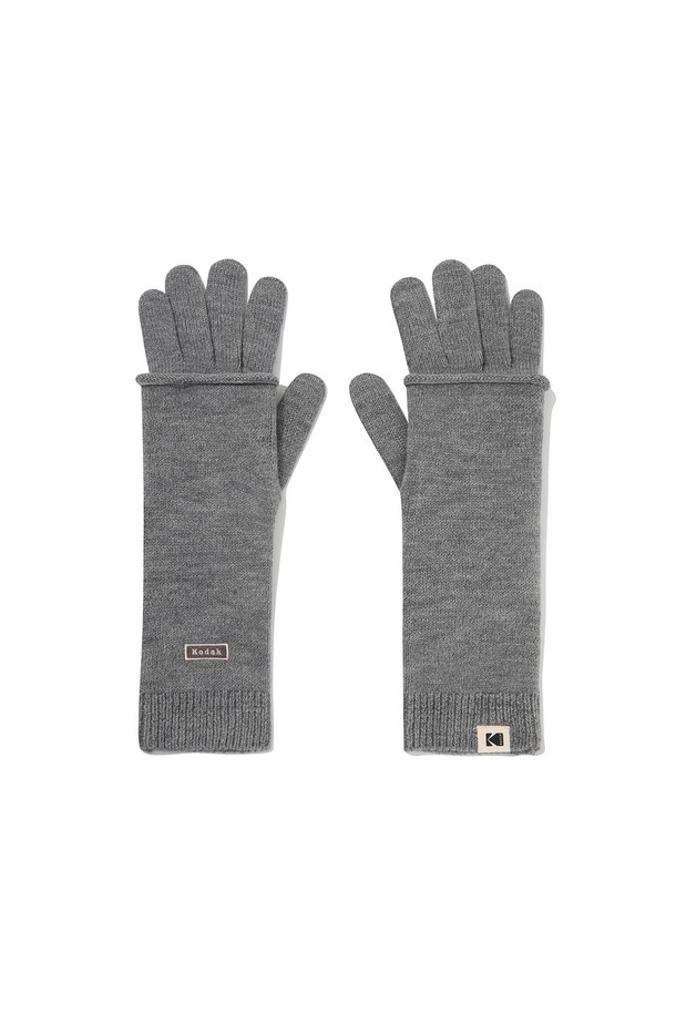 니트 투웨이 워머 글러브 GREY는 부드러운 촉감의 니트와 울 소재로 제작되어 가을, 겨울철 따뜻함을 선사하는 장갑입니다. 무지 디자인에 그레이 컬러로 어떤 스타일에도 잘 어울립니다. 출근룩, 미니멀, 클래식, 캐주얼 등 다양한 TPO와 스타일에 매치하기 좋습니다. 투웨이 디자인으로 워머 형태로도 활용 가능하여 실용성을 높였습니다. 추운 날씨에도 스타일을 놓치지 않고 싶은 분들께 추천합니다.
