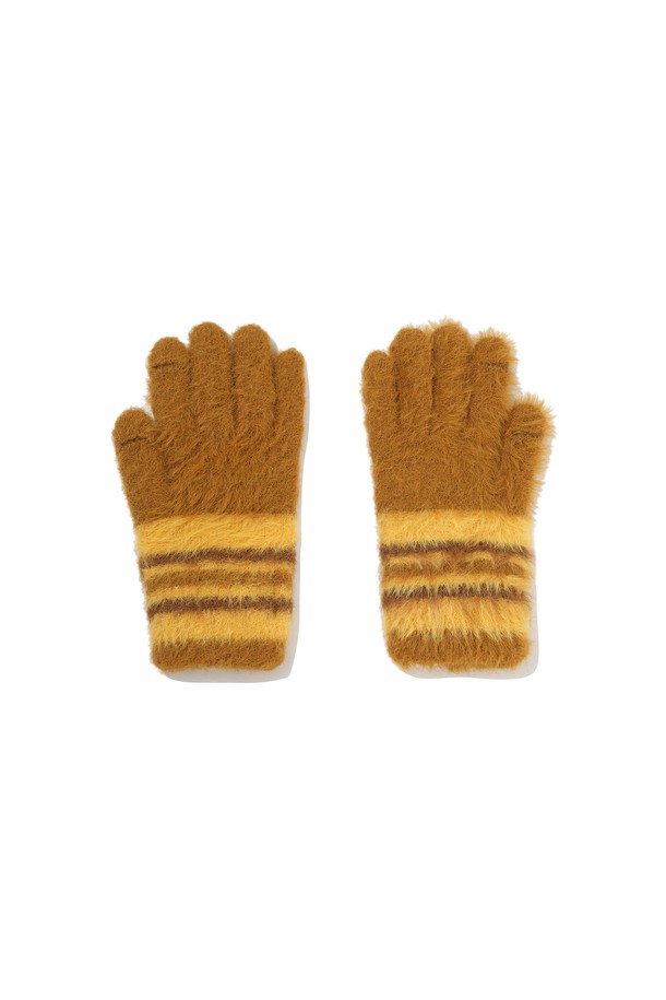 옐로우 컬러의 헤어리 스트라이프 글러브입니다. 기모 소재로 제작되어 부드러운 촉감을 선사하며, 겨울철 보온성을 높여줍니다. 캐주얼 및 미니멀 스타일 연출에 용이하며, 다양한 의상에 매치하기 좋습니다. 헤어리 텍스처와 스트라이프 패턴이 돋보이는 디자인으로, 개성 있는 포인트를 더해줍니다. 일상생활에서 따뜻하고 스타일리시하게 착용할 수 있는 장갑입니다.
