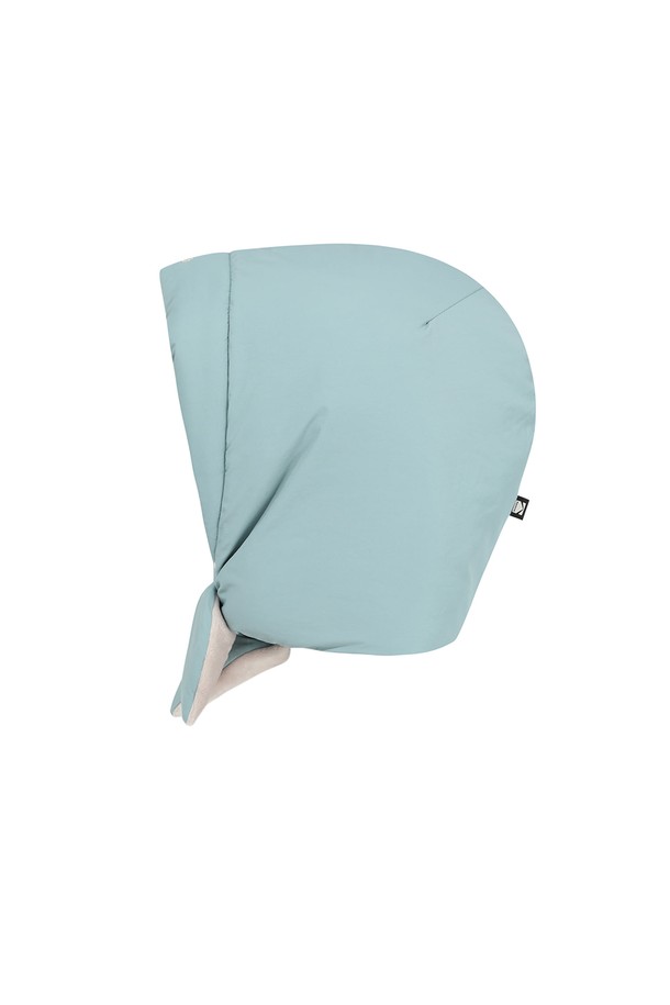 퀼티드 바라클라바 BLUE는 깊은 모자 깊이와 부드러운 촉감의 폴리에스테르 소재 바라클라바입니다. 겨울철 방한을 위한 두꺼운 두께감으로, 귀까지 덮는 디자인과 얼굴 전체를 커버하여 보온성을 극대화합니다. 캐주얼 및 미니멀 스타일의 등산룩에 잘 어울리며, 퀼팅 디테일이 돋보이는 무지 디자인입니다. 
