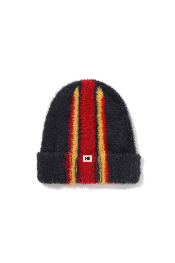 네이비 컬러에 헤어리 디테일이 돋보이는 헤어리 컬러 스트라이프 비니입니다. 울 소재로 제작되어 가을, 겨울 시즌에 따뜻하게 착용할 수 있으며, 부드러운 촉감이 특징입니다. 깊은 모자 깊이와 두꺼운 두께로 보온성을 높였으며, 캐주얼, 클래식, 미니멀 스타일 모두 소화 가능한 아이템입니다. 네이비, 레드, 옐로우 컬러의 스트라이프 패턴이 포인트를 더해줍니다. 남녀 공용으로 착용 가능하며, 일상에서 폭넓게 활용할 수 있습니다.
