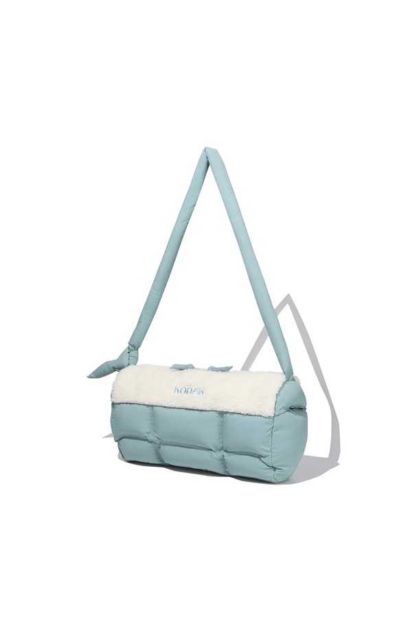 세련된 퀼팅 디자인이 돋보이는 라지 사이즈 크로스백입니다. 시원한 블루 컬러와 사각 쉐입이 어우러져 클래식하면서도 미니멀한 스타일을 연출합니다. 넉넉한 수납공간을 제공하며, 지퍼형 잠금 방식으로 소지품을 안전하게 보관할 수 있습니다. 일상생활에서 데일리 백으로 활용하기 좋은 아이템입니다. 퀄팅 디테일이 고급스러운 분위기를 더하며, 여성스러운 스타일을 완성해 줍니다.
