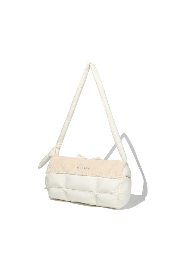 아이보리 컬러의 퀼티드 라지 크로스백입니다. 부드러운 합성가죽 소재에 퀼팅 디자인으로 클래식하고 미니멀한 스타일을 연출합니다. 넉넉한 라지 사이즈에 사각형 모양으로, 숄더 스트랩과 지퍼형 잠금 방식으로 실용성을 더했습니다. 일상에서 편안하게 활용하기 좋은 크로스백으로, 퀄팅 디테일이 돋보입니다.
