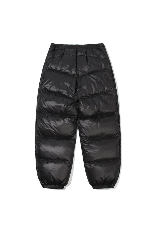 겟다운(GET DOWN) 백컨트리 구스다운 팬츠는 스노우스포츠, 하이킹, 아웃도어 활동에 적합한 겨울용 구스다운 팬츠입니다. 밴딩 처리된 허리와 세미와이드핏으로 편안한 착용감을 제공하며, 보온, 방수, 방풍 기능을 갖춰 뛰어난 활동성을 보장합니다. 루즈핏 디자인에 블랙 컬러, 무지 패턴으로 어떤 스타일에도 잘 어울립니다. 부드러운 촉감의 두꺼운 구스다운 충전재와 패딩 안감으로 따뜻함을 더했습니다. 백컨트리 라인으로 제작되어, 캠핑룩, 등산룩, 여행룩 등 다양한 TPO에 스포티, 고프코어, 미니멀 스타일을 연출할 수 있습니다.
