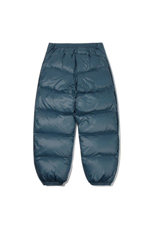 "겟다운(GET DOWN) 백컨트리 구스다운 팬츠"는 블루 그린 컬러의 세미와이드핏 구스다운 팬츠입니다. 겨울철 스노우스포츠, 하이킹, 아웃도어 활동에 적합하며, 보온, 방수, 방풍 기능을 갖춰 뛰어난 활동성을 보장합니다. 루즈핏에 두꺼운 두께감으로 편안한 착용감을 선사하며, 패딩 안감과 부드러운 촉감이 특징입니다. 밴딩 처리되어 활동성을 높였으며, 캠핑룩, 여행룩, 등산룩 등 다양한 TPO에 스포티, 고프코어, 캐주얼 스타일을 연출할 수 있습니다. 백컨트리 라인으로 디자인되어 겨울철 야외 활동에 최적화된 팬츠입니다.
