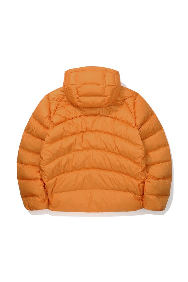 칼(CAL) 구스다운 후드 재킷 ORANGE는 겨울철 추위에도 끄떡없는 보온성을 제공하는 방풍 기능의 오버핏 패딩입니다. 부드러운 촉감의 구스다운 소재와 두꺼운 두께로 제작되어 일상생활과 스포츠 활동 모두에 적합합니다. 톤온톤 오렌지 컬러의 무지 디자인으로 스포티하면서도 캐주얼한 스타일을 연출합니다. 집업 방식으로 간편하게 착용 가능하며, 긴 소매와 후드가 있어 더욱 따뜻하고 편안합니다. 크롭 기장으로 활동성을 높인 실용적인 아이템입니다.
