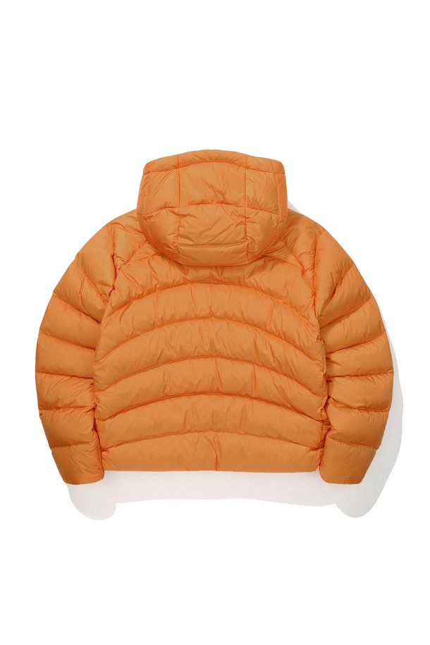 W) 칼(CAL) 구스다운 후드 재킷 ORANGE는 겨울철 추위로부터 당신을 따뜻하게 보호해 줄 아우터입니다. 오렌지 컬러의 이 자켓은 스포티와 캐주얼 무드를 동시에 연출하며, 등산, 캠핑, 여행 등 다양한 TPO에 활용할 수 있습니다. 가볍고 따뜻한 구스다운 충전재와 부드러운 촉감으로 편안한 착용감을 선사하며, 크롭 기장과 오버핏 디자인으로 트렌디한 스타일을 완성합니다. 집업 방식의 숏패딩으로, 일상복뿐만 아니라 고프코어 스타일까지 소화 가능한 활용도 높은 아이템입니다.

