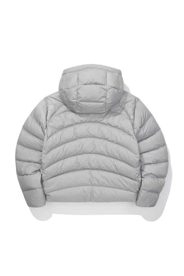 W) 칼(CAL) 구스다운 후드 재킷 LIGHT GREY는 여성용 구스다운 자켓입니다. 라이트 그레이 컬러의 무지 디자인으로, 일상과 스포츠 활동 모두에 적합합니다. 두꺼운 두께감과 부드러운 촉감, 긴 소매 기장으로 겨울철 보온성을 높였습니다. 숏패딩 스타일의 오버핏으로 캐주얼하고 스포티한 스타일을 연출하며, 후드와 집업 여밈 방식이 특징입니다. 가볍고 따뜻한 경량 구스다운 소재를 사용하여 편안하게 착용할 수 있습니다.
