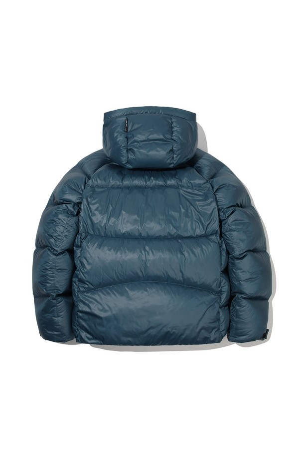 겟다운(GET DOWN) 백컨트리 구스다운 재킷 BLUE GREEN은 남성용 구스다운 재킷입니다. 스노우스포츠, 아웃도어, 일상에서 활용 가능하며, 겨울철 보온과 방풍 기능을 제공합니다. 블루 그린 컬러에 무지 패턴으로, 스포티한 스타일을 연출합니다. 오버핏으로 편안하게 착용 가능하며, 후드와 포켓 디테일이 있습니다. 여행, 등산, 캠핑룩 등 다양한 TPO에 활용할 수 있습니다.
