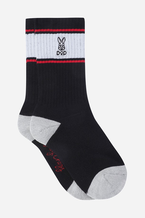 블랙 색상의 스트라이프 울 삭스입니다. 캐주얼 및 미니멀 스타일에 잘 어울리며, 가을과 겨울철에 착용하기 좋습니다. 아크릴, 폴리에스터, 모, 폴리우레탄 혼방 소재로 제작되어 부드럽고 따뜻하며, 신축성이 있어 편안한 착용감을 제공합니다. 일상생활에서 활용하기 좋은 베이직한 디자인의 양말입니다. 스트라이프 패턴으로 포인트를 더했습니다.
