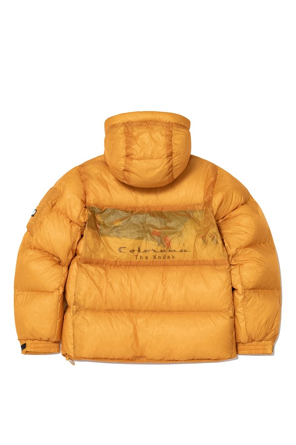 컬러라마 헤비 구스 다운 재킷 YELLOW는 캐주얼, 스포티, 미니멀 스타일을 모두 아우르는 공용 겨울 아우터입니다. 옐로우 컬러의 무지 디자인에 오버핏 크롭 기장으로, 트렌디한 스타일을 연출합니다. 부드러운 촉감의 구스다운 소재와 두꺼운 두께감으로 뛰어난 보온성과 방풍 기능을 제공합니다. 긴 소매, 집업 여밈 방식, 후드 및 지퍼 포켓 디테일이 실용성을 더하며, 일상에서 편안하게 착용하기 좋습니다.
