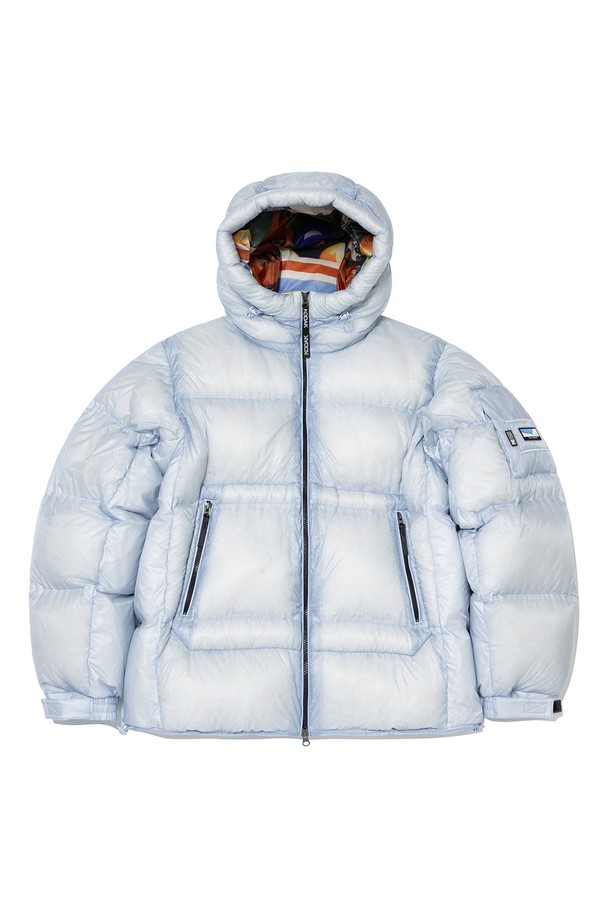 컬러라마 헤비 구스 다운 재킷 S.BLUE는 겨울철 추위를 완벽하게 막아줄 헤비 구스다운 패딩입니다. 남녀 모두 착용 가능한 오버핏 디자인으로, 스카이블루 컬러가 산뜻함을 더합니다. 숏 기장의 집업 스타일로 캐주얼하고 스포티한 연출이 가능하며, 무지 디자인으로 어떤 스타일에도 쉽게 매치할 수 있습니다. 겉감은 부드러운 촉감이며, 긴 소매와 두꺼운 두께로 뛰어난 보온성을 제공합니다. 가볍지만 따뜻한 구스다운 충전재로 제작되어 편안한 활동성을 보장합니다.
