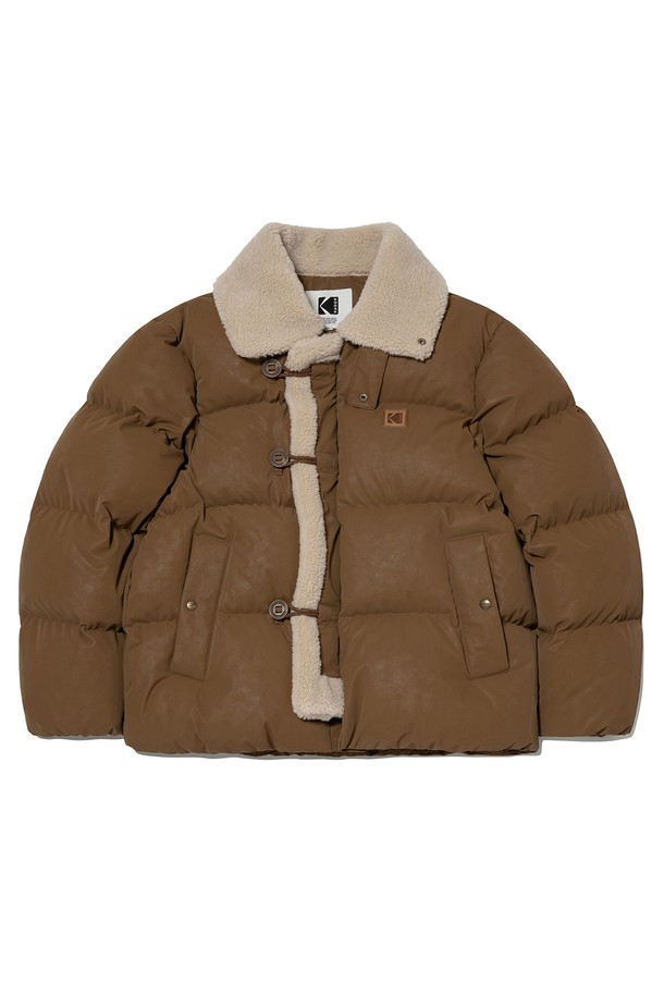 브라우니 레더 다운 재킷은 세미 오버핏으로 제작되어 편안한 착용감을 선사합니다. 가죽 느낌의 브라운 컬러 외관과 무지 디자인이 어우러져 캐주얼, 미니멀, 클래식 등 다양한 스타일을 연출하기 좋습니다. 유럽산 멀라드 덕다운 충전재를 사용하여 필파워 700+의 우수한 보온성을 자랑하며, 겨울철 출근룩에 적합합니다. 뻣뻣한 촉감과 두꺼운 두께감으로 고급스러운 분위기를 더하며, 긴 소매와 버튼 여밈 방식으로 보온성을 높였습니다. 
