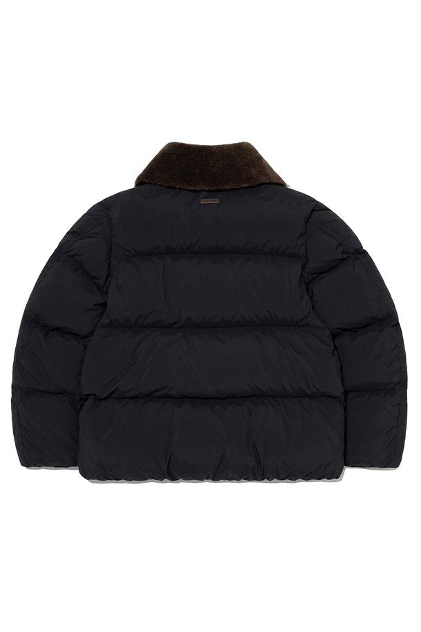 브라우니 레더 다운 재킷 BLACK은 무스탕 스타일의 블랙 컬러 다운 재킷입니다. 페이크 레더 소재와 가죽 외피 포인트로 시크한 매력을 더하며, 700 필파워 이상의 유러피안 물라드 덕다운을 사용하여 가볍고 뛰어난 보온성을 제공합니다. 겨울철 출근룩, 데이트룩 등 다양한 상황에서 클래식, 미니멀, 시크한 스타일을 연출할 수 있습니다. 세미 오버핏으로 편안한 착용감을 선사하며, 긴소매 기장과 두꺼운 두께감으로 따뜻하게 착용할 수 있습니다.
