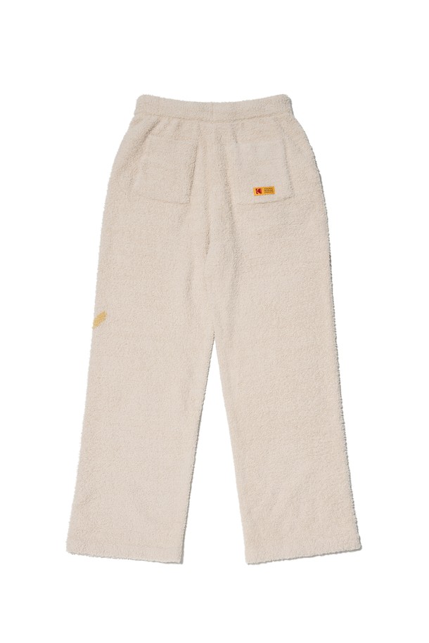 씨네라운지 소프트 자카드 팬츠 아이보리는 봄, 여름 시즌에 어울리는 루즈핏 반바지입니다. 부드러운 면 소재로 제작되어 편안한 착용감을 선사하며, 얇은 두께감으로 시원하게 즐길 수 있습니다. 캐주얼, 미니멀, 리조트 스타일을 모두 소화할 수 있으며, 여행룩, 휴가룩, 봄 소풍룩에 특히 잘 어울립니다. 아이보리 컬러에 자카드 패턴과 측면 프린트 디테일이 더해져 포인트를 더했습니다. 밴딩 처리로 편안하게 착용할 수 있습니다.
