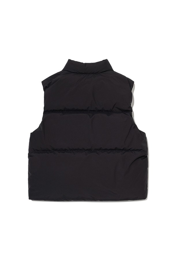 **스텐넥 덕다운 베스트 BLACK**

겨울철 데일리룩을 책임질 "스텐넥" 덕다운 베스트 블랙입니다. 윈드스토퍼 기능으로 방풍 기능을 강화했으며, 700 이상의 높은 필파워(Fill Power) 덕다운으로 뛰어난 보온성을 제공합니다. 세미 오버핏으로 편안한 착용감을 선사하며, 미니멀, 클래식, 캐주얼 등 다양한 스타일 연출에 활용할 수 있습니다. 스탠넥 디자인과 소매, 밑단 스트랩 디테일로 포인트를 더했습니다. 출근룩이나 여행룩에 가볍게 걸쳐 스타일리시함을 더해보세요.
