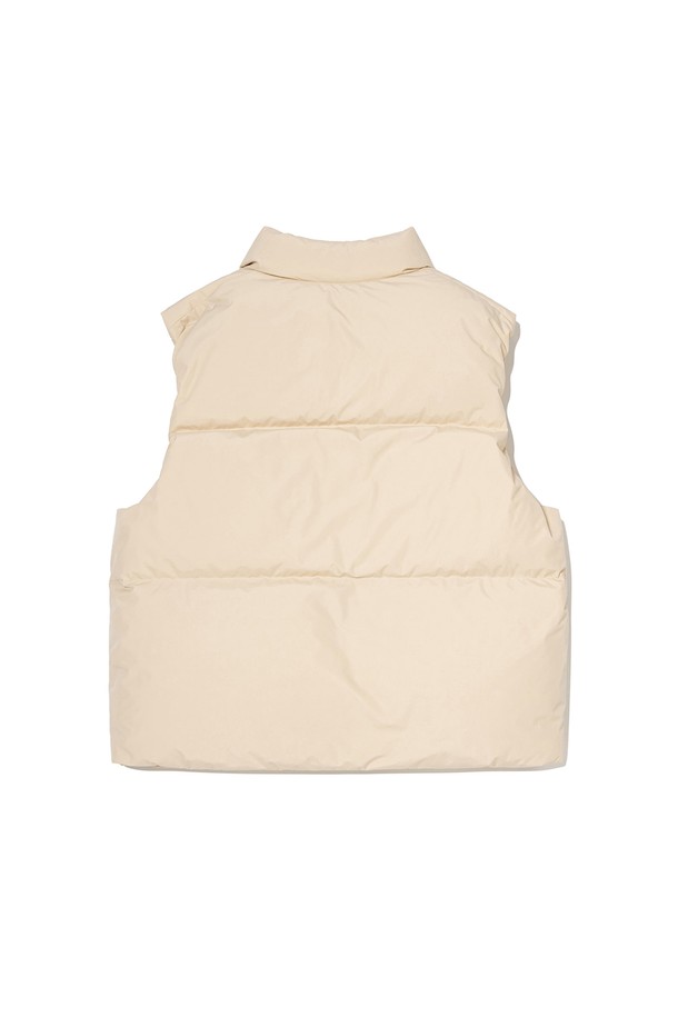 아이보리 컬러의 스텐넥(stand-neck) 덕다운 베스트입니다. 겨울철 데일리룩을 위한 베이직 스타일로, 세미 오버핏으로 편안하게 착용 가능합니다. 700 필파워 이상의 덕다운(오리 솜털 80%, 오리 깃털 20%) 충전재로 뛰어난 보온성을 제공하며, 고급스러운 촉감이 특징입니다. 스텐넥 디자인과 소매, 밑단 스트랩으로 스타일리시함을 더했고, 출근룩과 모임룩 등 다양한 TPO에 활용할 수 있습니다. 클래식, 미니멀, 캐주얼 등 폭넓은 스타일을 소화하는 활용도 높은 아이템입니다.
