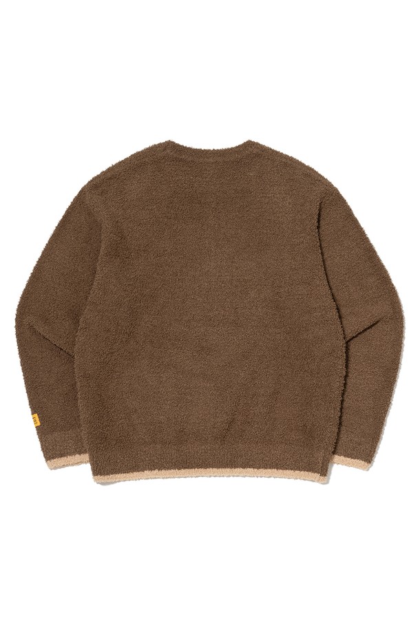 씨네라운지 소프트 자카드 맨투맨 BROWN은 부드러운 촉감의 소프트 자카드 원단을 사용하여 제작된 캐주얼 스타일의 맨투맨입니다. 톤 다운된 브라운 컬러로 다양한 룩에 매치하기 용이하며, 봄, 가을, 겨울 세 계절 모두 활용 가능합니다. 레귤러 핏에 라운드넥 디자인으로 편안한 착용감을 선사하며, 긴 소매 기장과 두꺼운 두께감으로 보온성을 더했습니다. 자카드 패턴과 로고 디테일이 돋보이는 이 맨투맨은 미니멀한 스타일을 즐기는 분들께 추천합니다.
