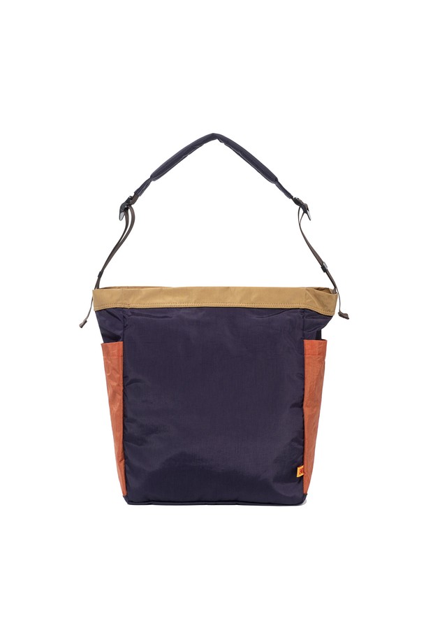 하드웍스 토트백 MULTI는 남성을 위한 미디엄 사이즈 토트백입니다. 그린, 네이비, 브라운 세 가지 색상으로 출시되었으며, 숄더 스트랩과 멀티 포켓이 있어 실용성을 높였습니다. 튼튼한 나일론 소재와 버클 디테일, 사각형 디자인이 특징이며, 지퍼형 잠금 방식으로 내용물을 안전하게 보호합니다. 세련된 무지 패턴으로 출근룩, 비즈니스 캐주얼 등 다양한 TPO에 활용 가능하며, 미니멀, 클래식, 시티보이 스타일을 연출하기 좋습니다.
