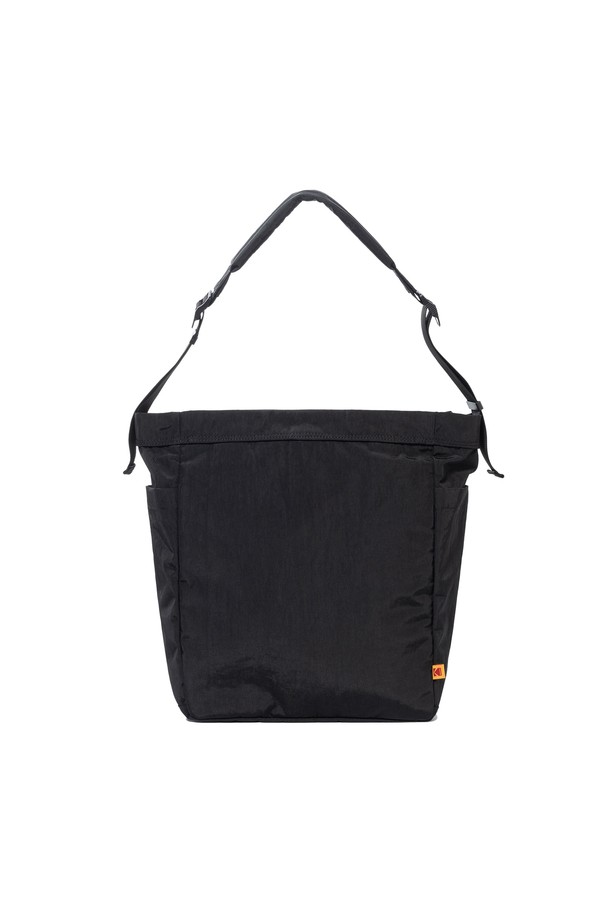 하드웍스 토트백 BLACK은 미니멀하고 시크한 스타일을 추구하는 남성분들을 위한 실용적인 가방입니다. 튼튼한 나일론 소재와 지퍼형 잠금 방식으로 제작되어 숄더 스트랩과 손잡이로 다양한 연출이 가능합니다. 미디엄 사이즈로 출근룩, 비즈니스 캐주얼, 여행룩 등 TPO에 구애받지 않고 활용할 수 있습니다. 무지 디자인의 사각형 토트백으로 어떤 스타일에도 자연스럽게 매치됩니다.
