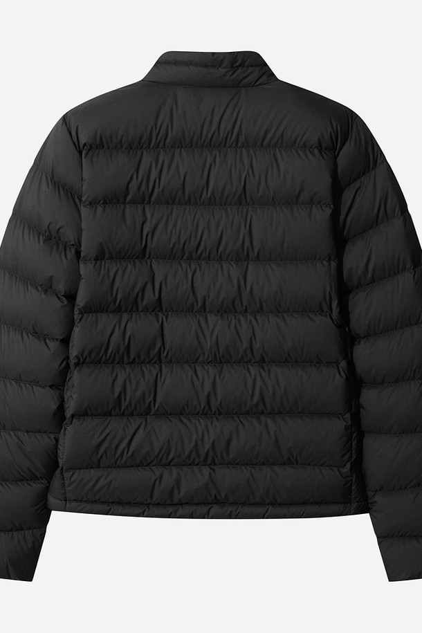 여성) 글린트 D7 경량 다운 재킷(BLACK)은 일상에서 활용하기 좋은 여성용 다운 재킷입니다. 미니멀하고 베이직한 스타일의 무지 디자인으로, 크롭 기장과 레귤러 핏으로 제작되었습니다. 보온성을 높여주는 두꺼운 두께감과 부드러운 촉감의 나일론 소재를 사용하여 겨울철 추위에도 따뜻하게 착용할 수 있습니다. 집업 스타일의 긴소매 패딩 재킷으로, 경량 설계로 활동성을 높였습니다. 
